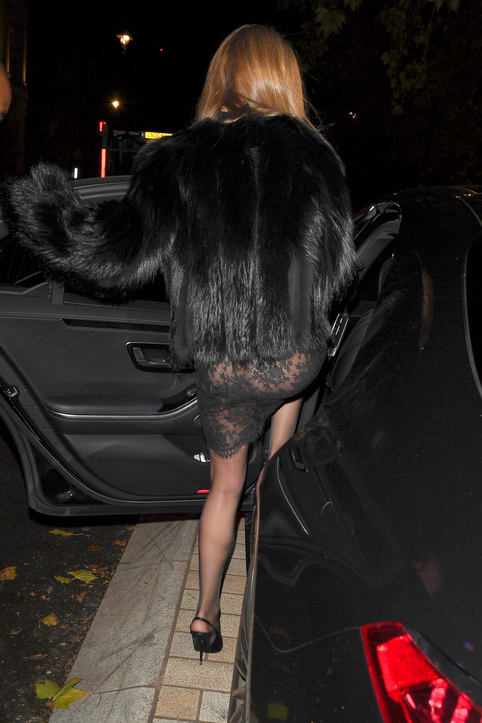 Коротенькая шубка Рози Хантингтон-Уайтли не смогла скрыть её попку в кружевном прозрачном платьице